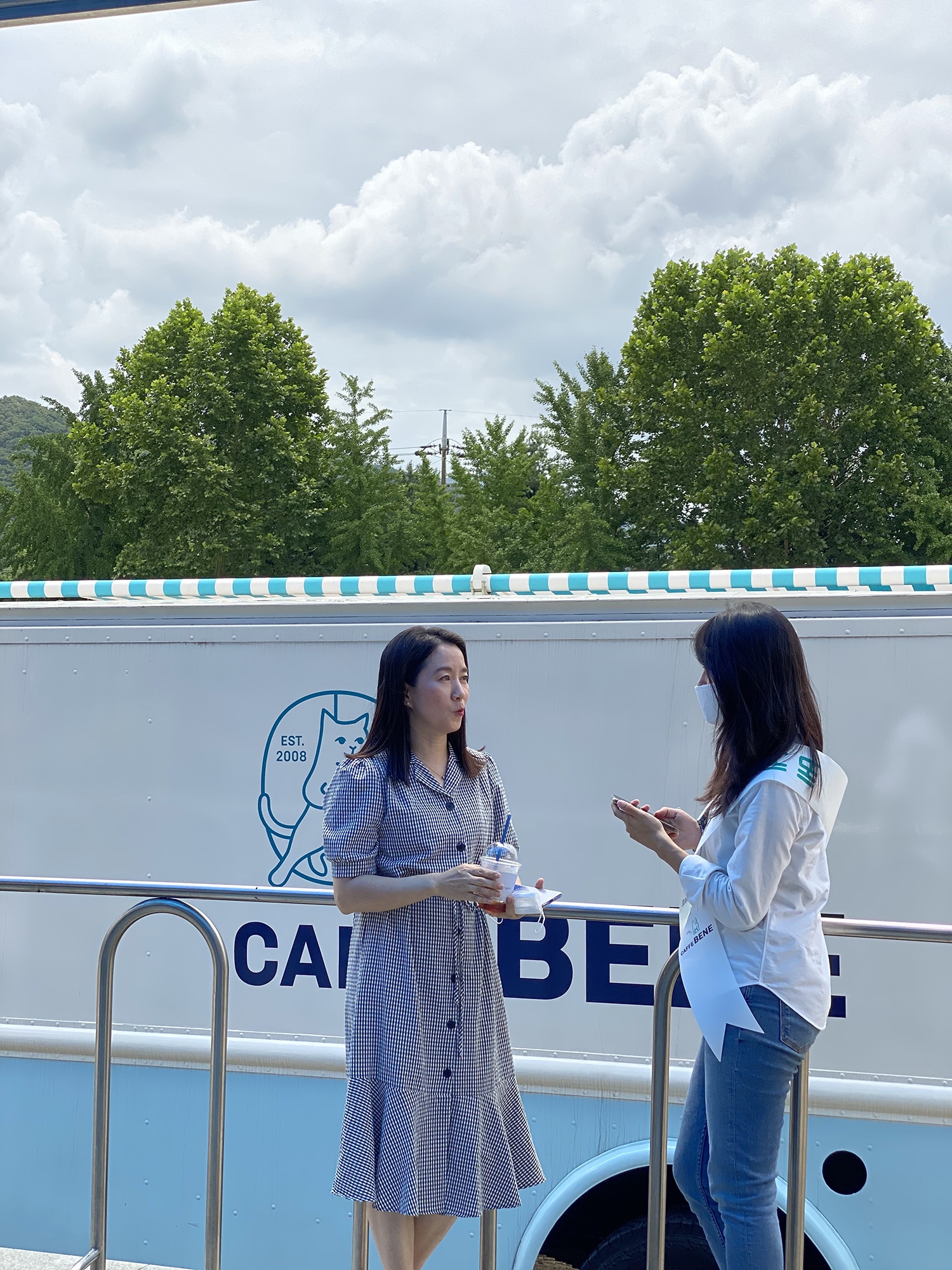 어유중학교 선생님 [한명숙 선생님]

Q1. 안녕하세요 만나뵙게 되어 반갑습니다. 선생님!
<베네카가 쏜다> 첫 번째 주인공이
되신 걸 진심으로 축하드려요.
사연 신청을 해주신 계기가 있으신가요?